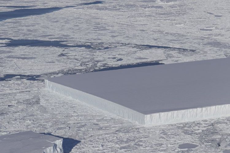 Gunung es yang baru ditemukan NASA