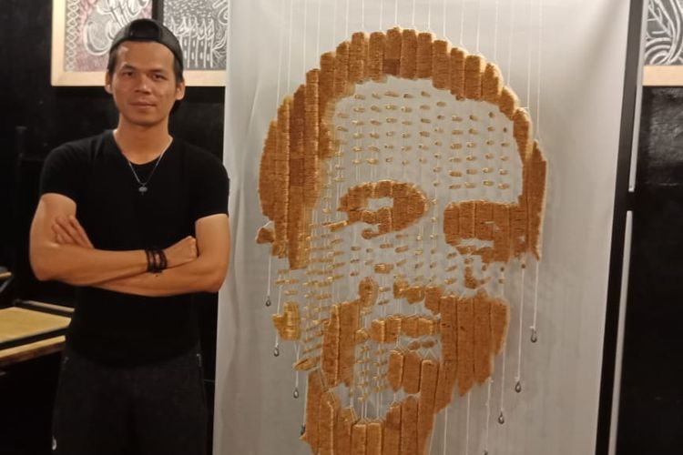 Sofian (28) salah satu warga Batam, Kepulauan Riau yang menggeluti usaha bisnis cafe ini membuat karya seni lukis wajah presiden Joko Widido (Jokowi).  Menariknya seni lukis wajah presiden Jokowi ini dihasilkan dari menyusun 53 ribu tusuk gigi.