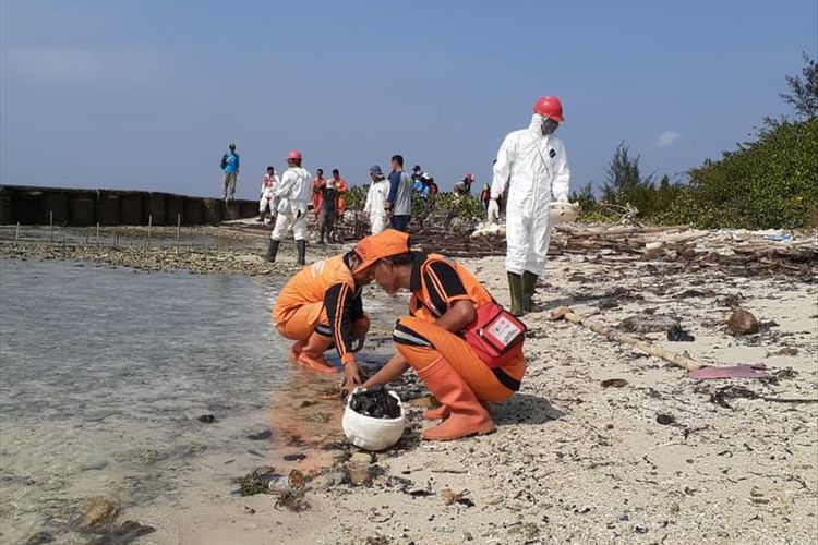 Pemungutan Limbah minyak mentah di Pulau Untung Jawa, Kepulauan Seribu Jakarta