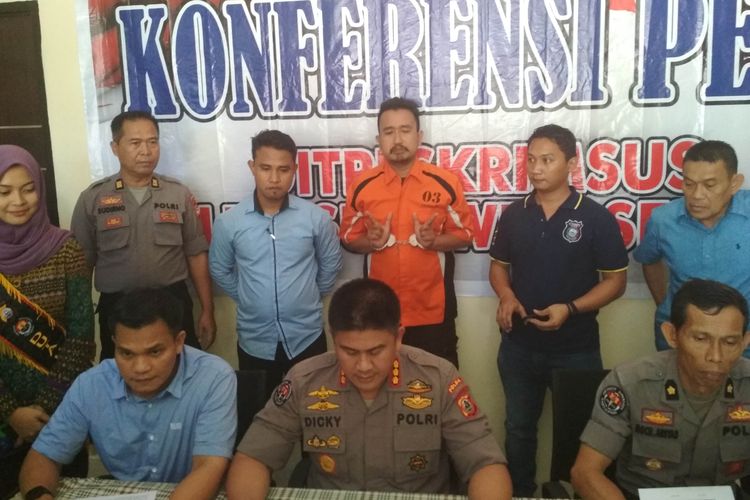 Faizal Karaeng Lomba (baju tahanan oranye) saat diamankan tim Cyber Crime Ditreskrimsus Polda Sulsel karena ujaran kebencian mengenai kerusuhan 21-22 Mei 2019 di Jakarta yang ditulisnya di akun Facebook pribadinya, Kamis (20/6/2019).