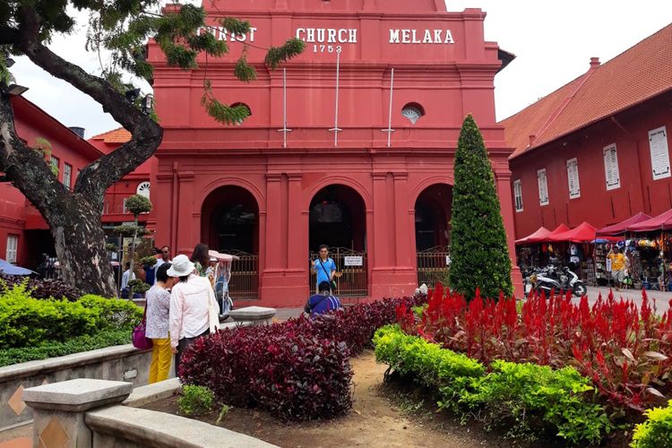 Bangunan Christ Church Melaka dipotret dari Dutch Square.