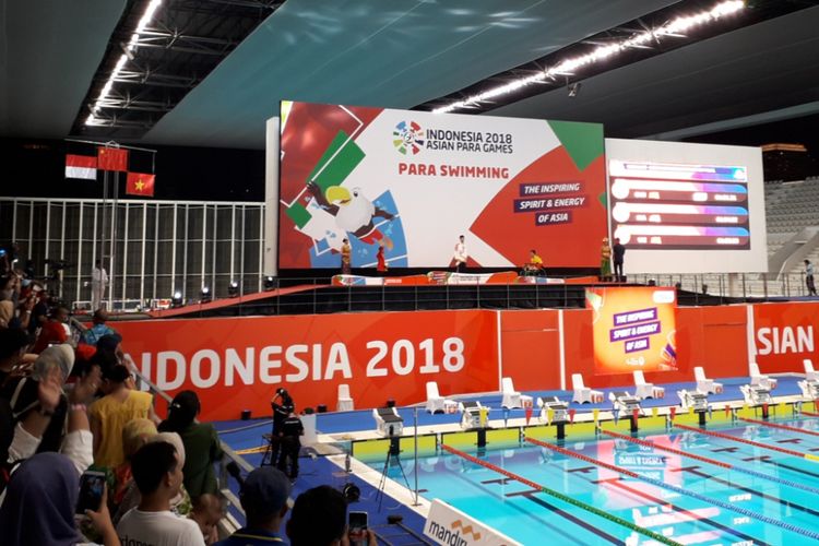 Pemutaran lagu kebangsaan China saat penyerahan medali cabang renang Asian Para Games 2018 nomor 100 Meter Gaya Dada SB7, di Stadion Akuatik, Senayan, Jakarta, Senin (8/10/2018). Perenang Indonesia, Aris memperoleh perak di nomor tersebut.