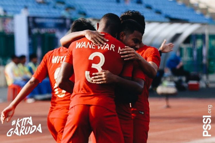 Para pemain timnas u-22 Indonesia saat merayakan gol ke gawang Malaysia pada laga kedua Grup B Piala AFF U-22 2019 di Stadion Nasional, Kamboja, Rabu (20/02/2019).
