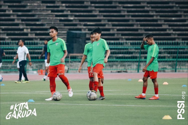 Para pemain timnas u-22 Indonesia saat melakukan pemanasan sebelum laga melawan timnas u-22 Kamboja pada laga pamungkas penyisihan Grup B Piala AFF U-22 2019 di Stadion Nasional, Phnom Penh, Kamboja, Jumat (22/02/2019).