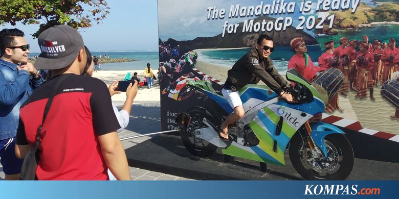 Spot Foto MotoGP di Pantai Kuta Mandalika Jadi Sasaran Swafoto Para Wisatawan - Kompas.com - KOMPAS.com