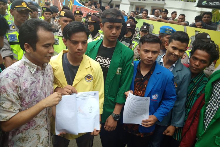 Komisioner KPU Sumbar Gebril Daulai, berfoto bersama mahasiswa usai menandatangani tuntutan pendemo, Kamis (25/4/2019).