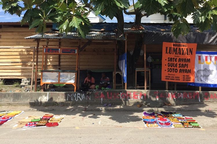 Mama-mama penjaja noken sedang berteduh di seberang Pasar Sanggeng, Manokwari.