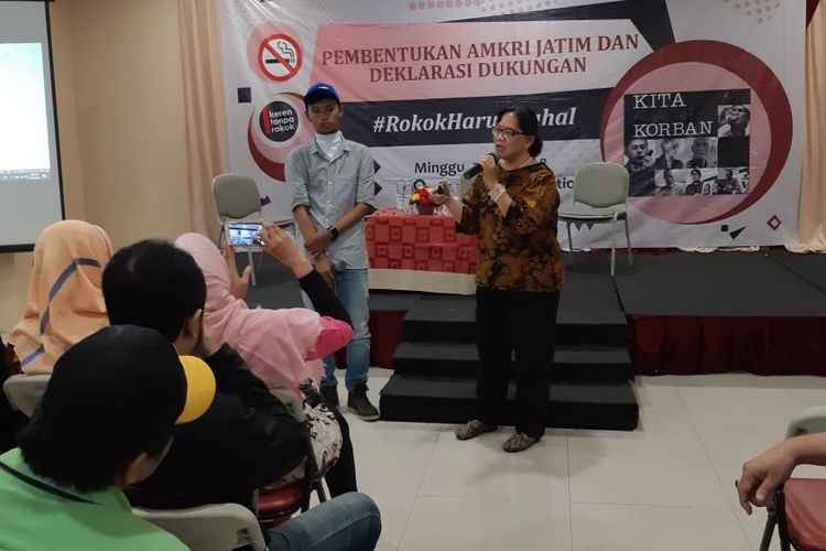 Penderita penyakit akibat konsumsi rokok menceritakan pengalamannya sebagai korban rokok di Surabaya.