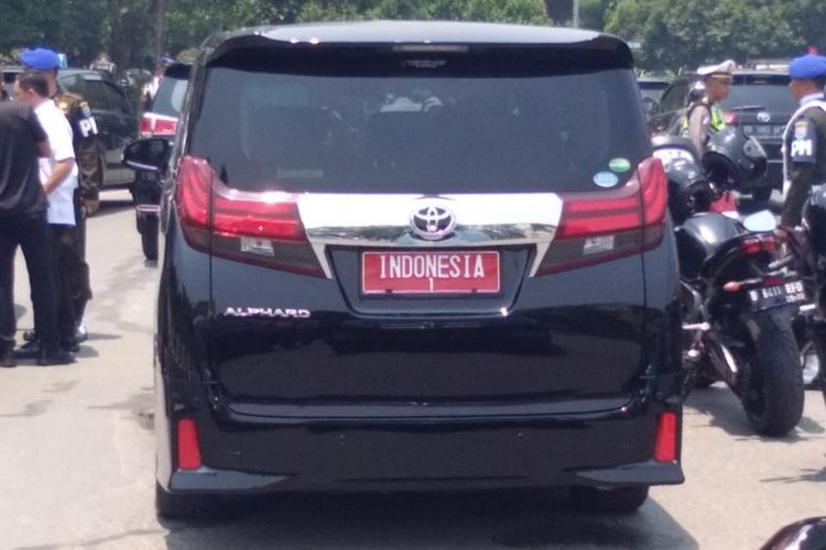 Mobil dinas kepresidenan mogok di Bundaran Digulis Universitas Tanjungpura, Pontianak, Kalimantan Barat.