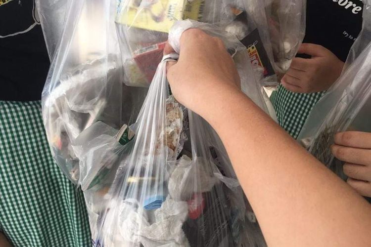 Ilustrasi. Lima siswi SMP Santa Ursula Jakarta berinisiatif membersihkan sampah MRT (30/3/2019).