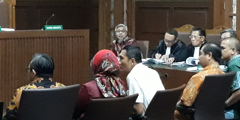 Mantan customer service Bank Mandiri cabang Masjid Agung Kendari, Sutomo (baju putih) saat bersaksi di Pengadilan Tipikor Jakarta, Rabu (7/2/2018).