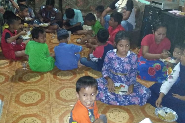 Sejumlah anak-anak korban banjir di Desa Terantang, Kecamatan Tambang, Kabupaten Kampar, Riau, yang sedang makan nasi putih dicampur mie instan, Sabtu (15/12/2018)