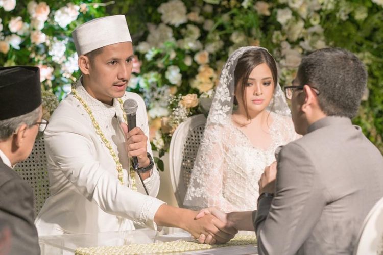 Randi Bachtiar mengucapkan ijab kabul pada akad nikah dengan penyanyi Tasya Kamila di Hotel Ritz Carlton, Kuningan, Jakarta Selatan, Minggu (5/8/2018).
