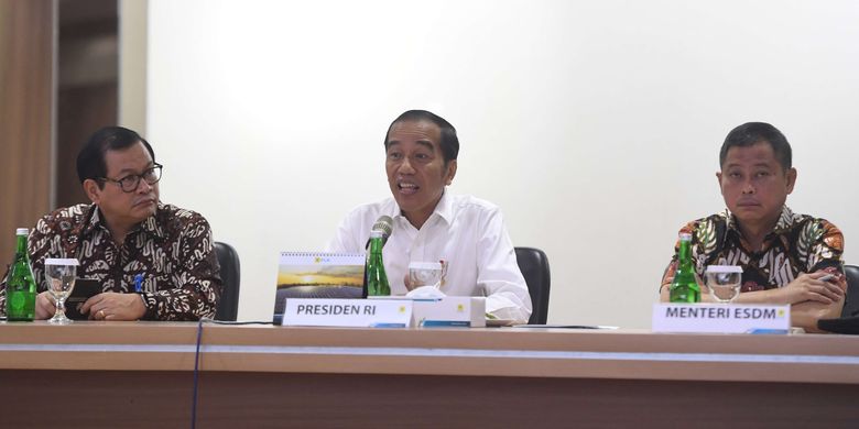 Presiden Joko Widodo memberikan tanggapan saat mendatangi Kantor Pusat PLN, Jakarta, Senin (5/8/2019). Kedatangan Presiden ke PLN untuk meminta penjelasan atas matinya listrik secara massal di sejumlah wilayah.