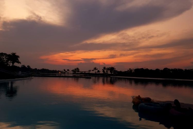 Foto matahari terbenam menggunakan Samsung Galaxy Note 9 terlihat mirip dengan hasil foto menggunakan kamera DSLR.  Hal ini disebabkan para pengguna Samsung Galaxy Note 9 dapat mengatur kualitas cahaya diantaranya white balance dan ISO Speed. Foto diambil di Pulau Bintan, Kepulauan Riau, Senin (1/10/2018).