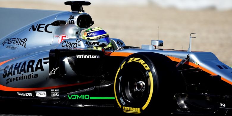 Pebalap Force India asal Meksiko, Sergio Perez, memacu mobilnya di Circuit de Barcelona-Catalunya pada hari keempat tes pramusim pertama Formula 1 2017, Kamis (2/3/2017).