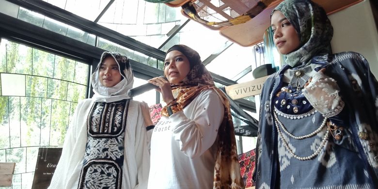 Perancang Busana Indonesia Vivi Zubedi (tengah) bersama dua model yang mengenakan koleksi busana Urang Banua yang akan dipamerkan pada gelaran New York Fashion Week 2018