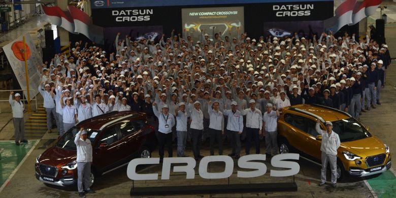 Karyawan-karyawati di pabrik PT Nissan Motor Indonesia di Purwakarta, Jawa Barat. Pabrik ini telah memulai produksi massal Datsun Cross, Rabu (31/1/2018).