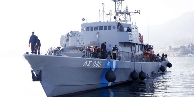 Kapal Penjaga Pantai Yunani ketika melakukan pencarian di Agathonisi. Sebuah kapal yang mengangkut 21 orang migran terbalik di sana.
