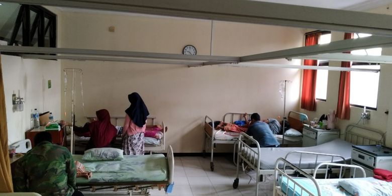 Sejumlah pasien warga Desa Dersalem, Kecamatan Bae, Kabupaten Kudus, Jateng, korban keracunan makanan dirawat di RSUD dr Loekmono Hadi Kudus, Rabu (21/3/2018).