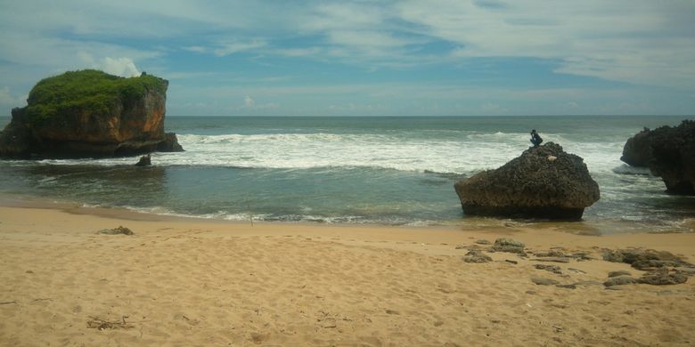 Pantai Ngrawe di Desa Kemadang, Kecamatan Tanjungsari, Gunungkidul, DI Yogyakarta.