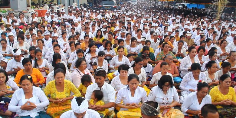 Sekitar 50 ribu umat Hindu di Lombok mengelar upacara Prayascita Gumi, Jumat sore (7/9/2018) di simpang empat Cakranegara, Kota Mataram. Umat Hindu percaya dengan upacara pembersihan bumi ini akan membawa kebaikan dan keburukan serta bencana akan hilang. 