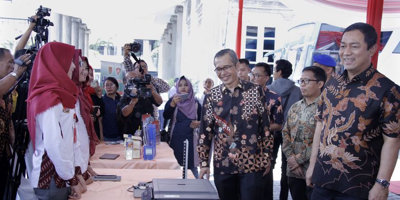 Wali Kota Semarang Hendrar Prihadi memberi penjelasan kepada Wakil Ketua KPK RI Alexander Marwata saat meninjau stand pelayanan kesehatan gratis masyarakat  Kota Semarang