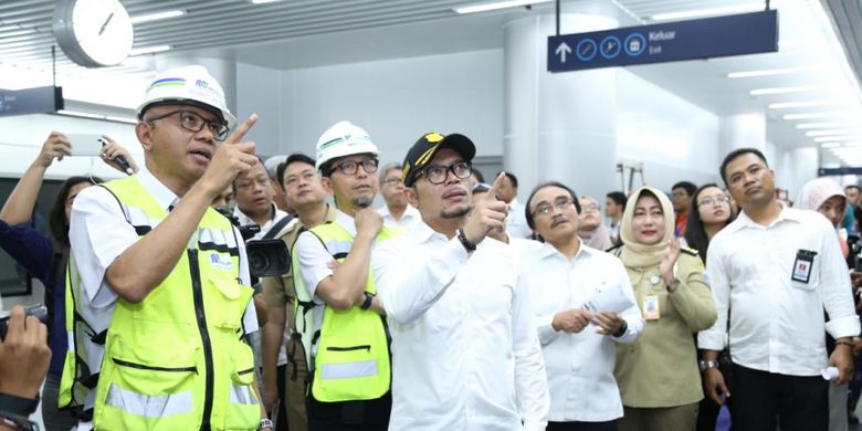 Menteri Ketenagakerjaan (Menaker) M Hanif Dhakiri ketika tiba di salah satu stasiun MRT di Jakarta, Senin (25/2/2019).