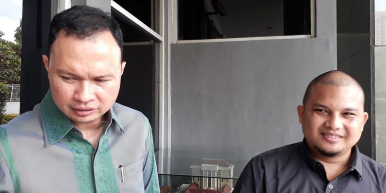 Tim kuasa hukum musisi Ahmad Dhani, Hendarsam Marantoko (kanan) dan Ali Lubis saat ditemui di Pengadilan Tinggi Jakarta, Rabu (27/2/2019).