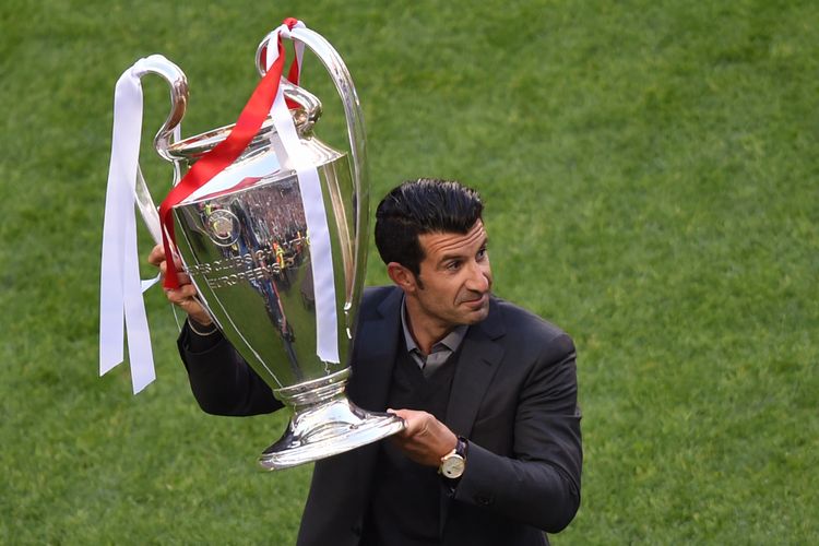 Mantan pesepak bola Portugal Luis Figo berpose dengan trofi Liga Champions menjelang final kompetisi paling bergengsi antarklub Eropa itu antara Real Madrid vs Atletico Madrid di Luz stadium, Lisbon, Portugal, 24 Mei 2014. 