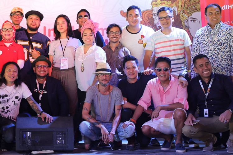 Vokalis Lingua Frans Mohede dan para musisi lainnya saat konferensi pers Prambanan Jazz Festival 2017 di Hotel Hyat Residence, Yogyakarta, Jumat (18/8/2017).