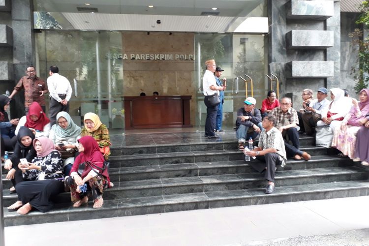 Puluhan jemaah biro penyelenggara umroh PT Assyifa Mandiri Wisata (Kafilah Rindu Kabah) mendatangi Badan Reserse Kriminal Polri, Selasa (5/9/2017).