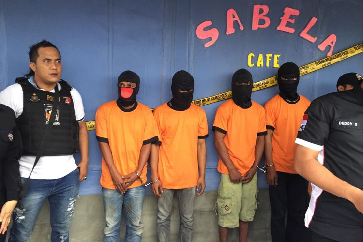 Para pelaku pengeroyokan hingga pembunuhan di kafe karaoke Sabela ditampilkan pada rilis pengungkapan kasus di depan tempat kejadian perkara, kafe karaoke Sabela, Kecamatan Benda, Kota Tangerang, Rabu (27/9/2017) sore.