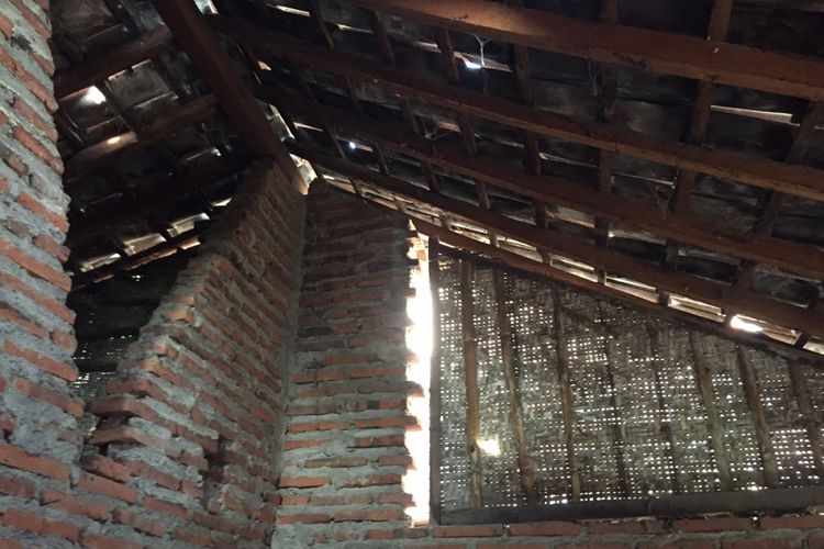 Rumah tidak layak huni yang berada di Kabupaten Tegal, Jawa Tengah tengah direhabilitasi masyarakat bersama TNI. Gubernur Jawa Tengah Ganjar Pranowo meninjau pembangunan rumah itu pada Minggu (22/10/2017)