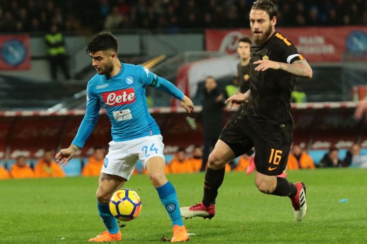 Lorenzo Insigne dibayang-bayangi Daniele De Rossi saat Napoli menjamu AS Roma pada pertandingan Serie A di Stadion San Paolo, Sabtu (3/3/2018).