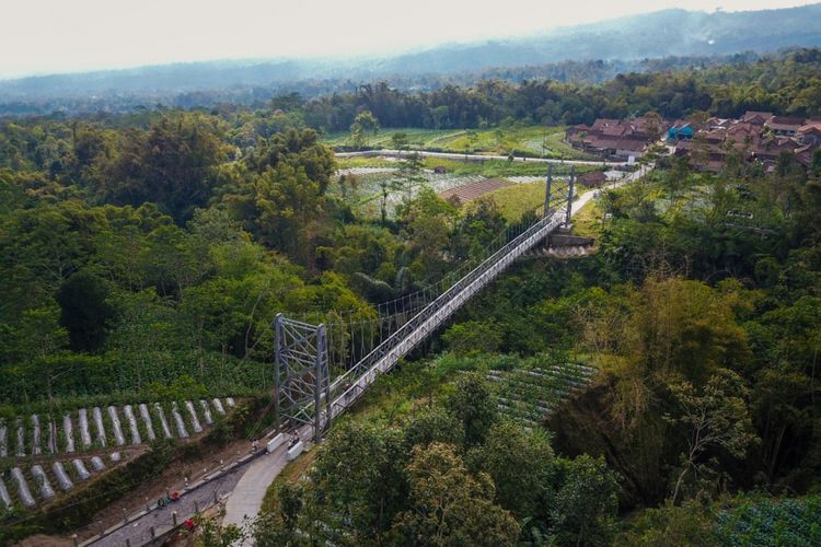 Jembatan Gantung Mangunsoko terletak di Desa Blabak Mungkid, Kabupaten Magelang, memiliki panjang 120 meter yang menghubungkan Dusun Grogol di Desa Mangunsuko dan Dusun Tutup di Desa Sumber yang dipisahkan Sungai Senowo.
