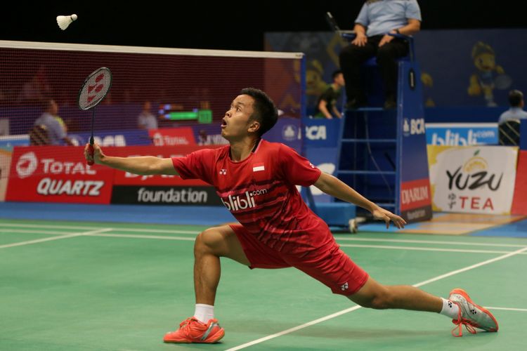 Pemain bulu tangkis tunggal putra Indonesia, Anthony Sinisuka Ginting bertanding melawan pemain tunggal putra India, HS Prannoy pada pertandingan babak pertama BCA Indonesia Open Super Series Premier (BIOSSP) 2017 di Jakarta Plenary Hall, Jakarta Convention Center, Rabu (14/6/2017). Ia gagal melaju ke babak kedua setelah kalah dengan skor 13-21 18-21.