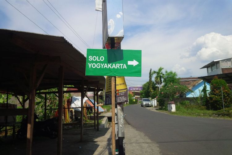 Rambu petunjuk jalur alternatif dipasang oleh Dinas Perhubungan di Jalan Perumda, Gedanganak, Ungaran, Kabupaten Semarang untuk mengantisipasi jika terjadi kemacetan di Kota Ungaran.