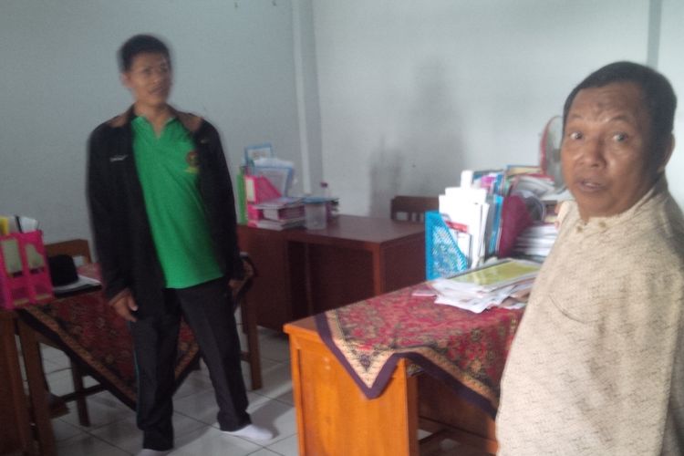 Beberapa guru SMP Islam Integral Luqman Al Hakim Purwodadi‎, Kabupaten Grobogan, Jawa Tengah menunjukkan ruangan yang diacak-acak kawanan pencuri, Selasa (3/10/2017). 