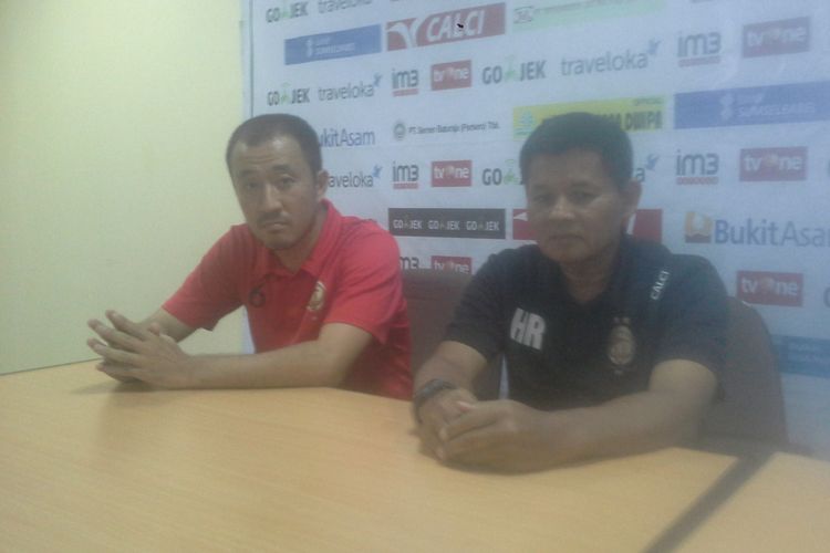 Yuu Hyun Koo bersama pelatih kepala Sriwijaya FC Hartono Ruslan memberi keterangan pers di Stadion Madya Bumi Sriwijaya, Sabtu (4/11/2017).