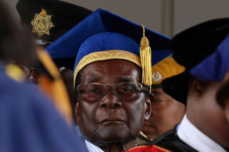 Presiden Zimbabwe Robert Mugabe menghadiri upacara kelulusan universitas di Harare, Zimbabwe, Jumat (17/11/2017).