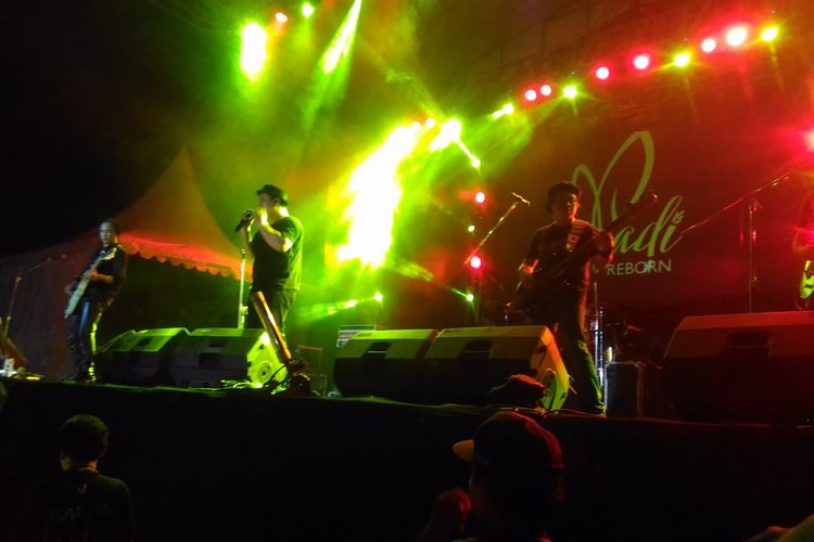 PADI Reborn menghapus kerinduan penggemarnya di Yogyakarta dengan tampil di Authenticity Festival 2017 di Stadion Kridosono, Kota Yogyakarta, Sabtu (25/11/2017) malam.
