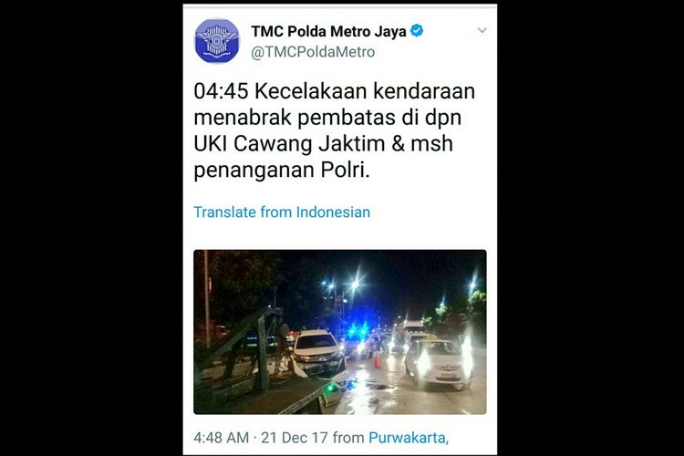 Sebuah mobil minibus yang menabrak separator di kawasan sekitar UKI Cawang, Jakarta Timur, Kamis (21/12/2017).