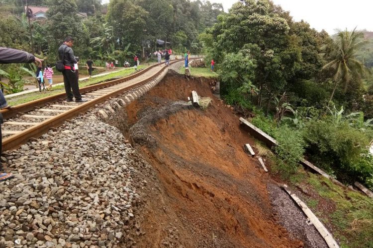 Rel kereta api Bogor-Sukabumi menggantung karena pondasi longsor di Desa Warung Menteng, Kecamatan Cijeruk, Kabupaten Bogor.