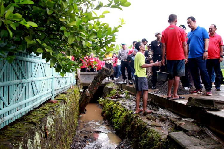 Wali Kota Semarang Hendrar Prihadi mengunjungi warga Kelurahan Mangkang Wetan, Kecamatan Tugu, Kota Semarang yang kebanjiran sejak Senin (5/2/2018).