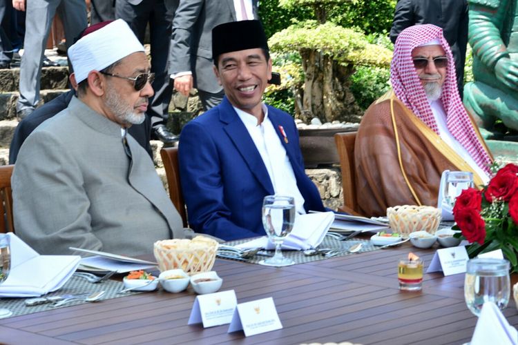 Presiden Joko Widodo saat menjamu makan siang ulama dan cendikiawan Muslim dunia di restoran Kebun Raya Bogor, Selasa (1/5/2018).