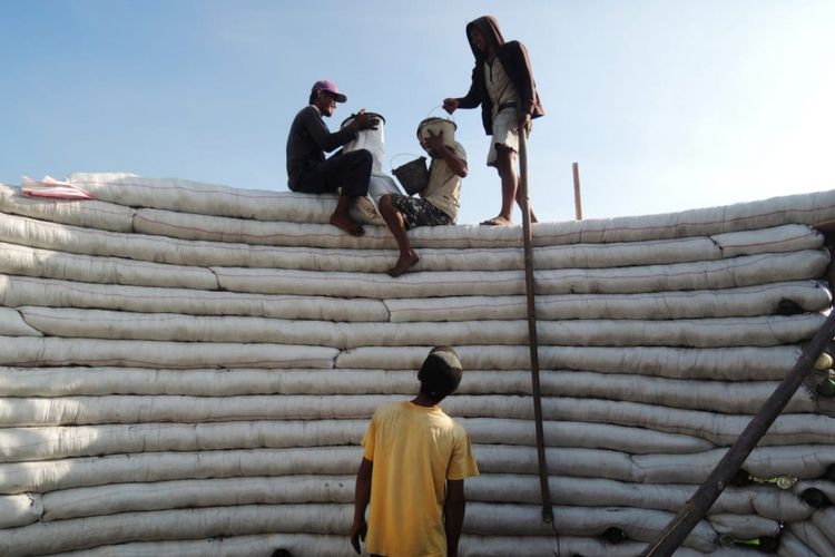 Para tukang saat menyususun karung beras sebagai dinding rumah Iswanti (Foto Dokumentasi pribadi Iswanti)