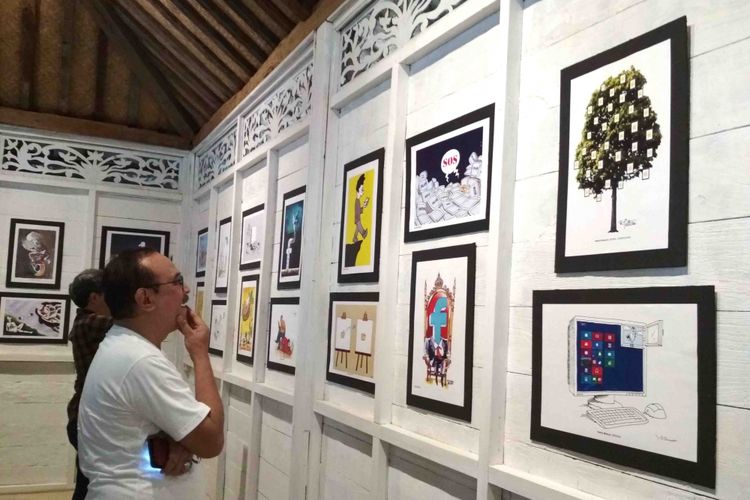 Seniman Indonesia Eros Djarot menikmati pameran Borobudur Cartoonist Forum (BCF) ke-2 di Bumayasasta Boutiqur Art Galery, Borobudur, Magelang, 22-23 September 2018. 