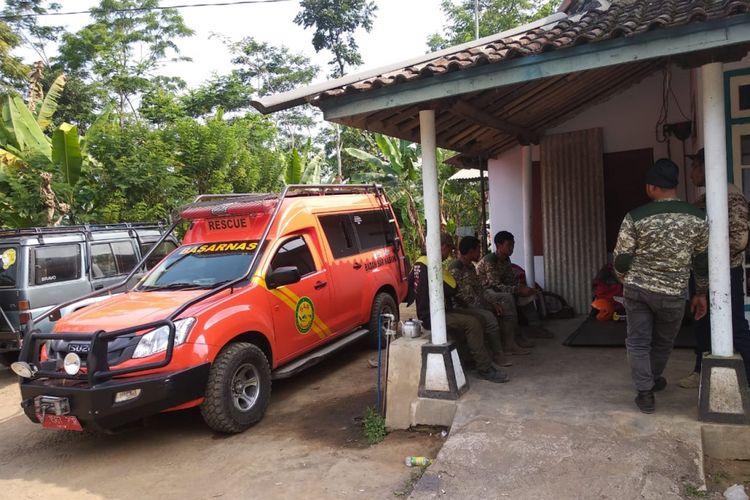 Suasana posko pencarian pendaki yang dilaporkan tewas di Dusun Tawongsongo, Kabupaten Lumajang