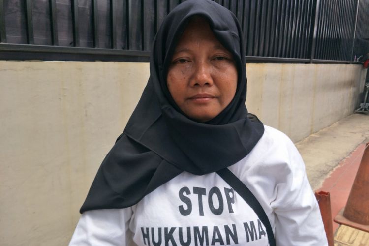 Siti Badriah, wanita paruh baya yang menjadi orator aksi protes komunitas Migrant Care terhadap hukuman mati yang diterima  pekerja migran asal Majalengka, Jawa Barat, Tuti Tursilawati, Jumat (2/11/2018)